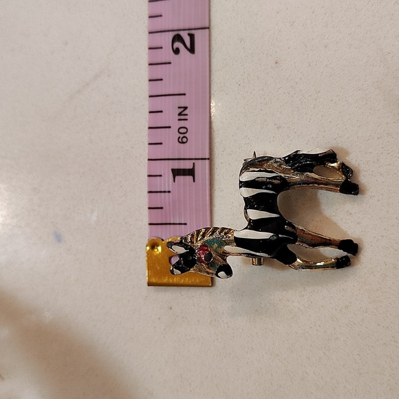 Zebra brooch enamel with pink stone eye - Picture 4 of 5